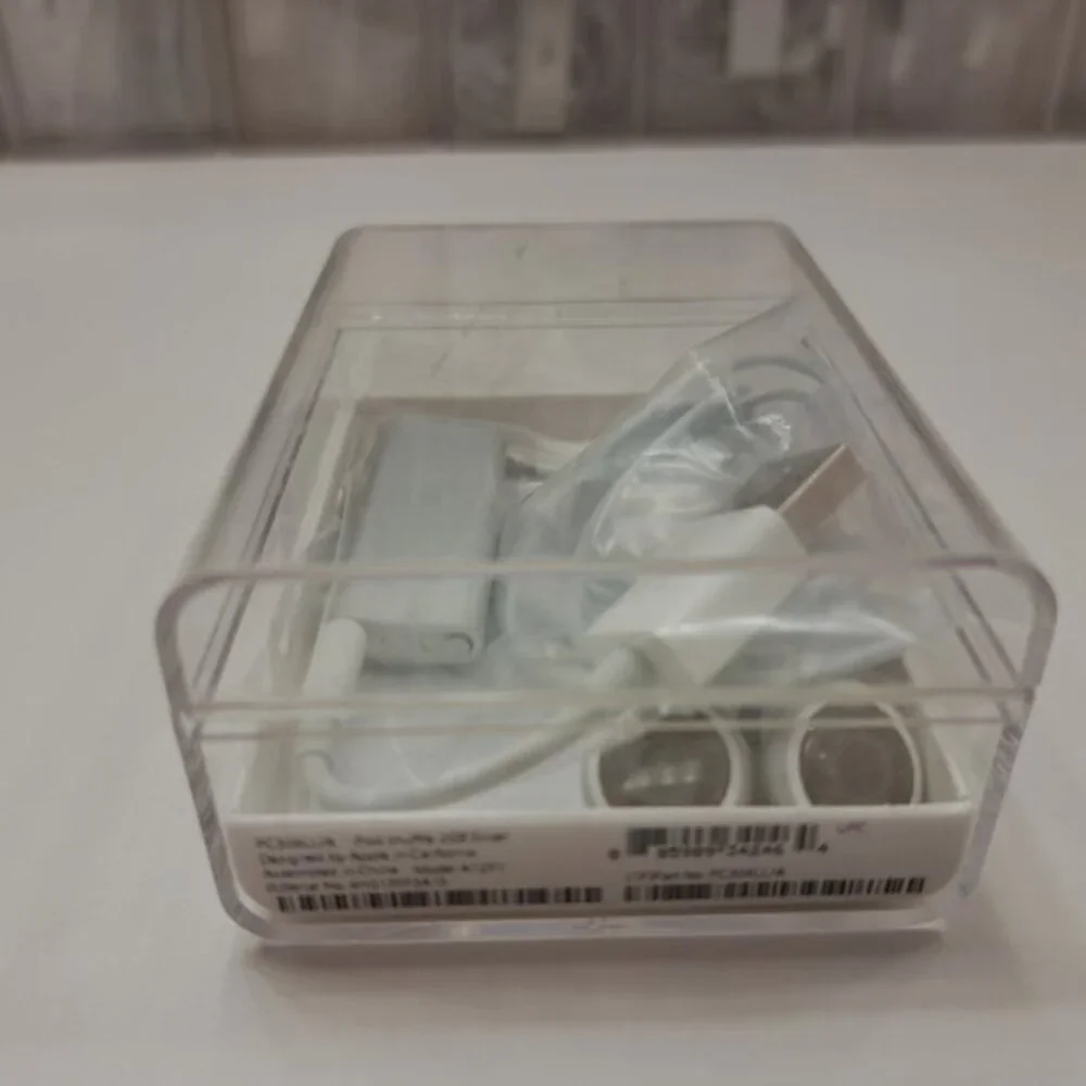1X Apple IPod Shuffle 3rd Generation Silver 2gb Very Good To Like New